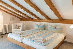 1 bedroom, free WiFi, bed sheets - Apartment "Säntisblick" with Beautiful View of Lake Constance and the Alps (Daisendorf)