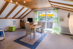 Dining - Apartment "Säntisblick" with Beautiful View of Lake Constance and the Alps (Daisendorf)