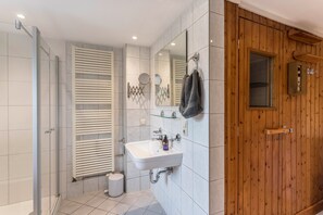 Badkar, hårtork och handdukar