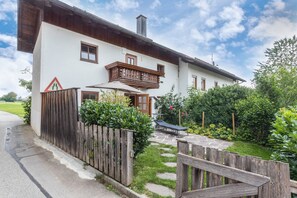 Exterior - Vacation Home "Zuhaus am See" with Mountain View, Sauna, Wi-Fi and Garden (Gstadt am Chiemsee)