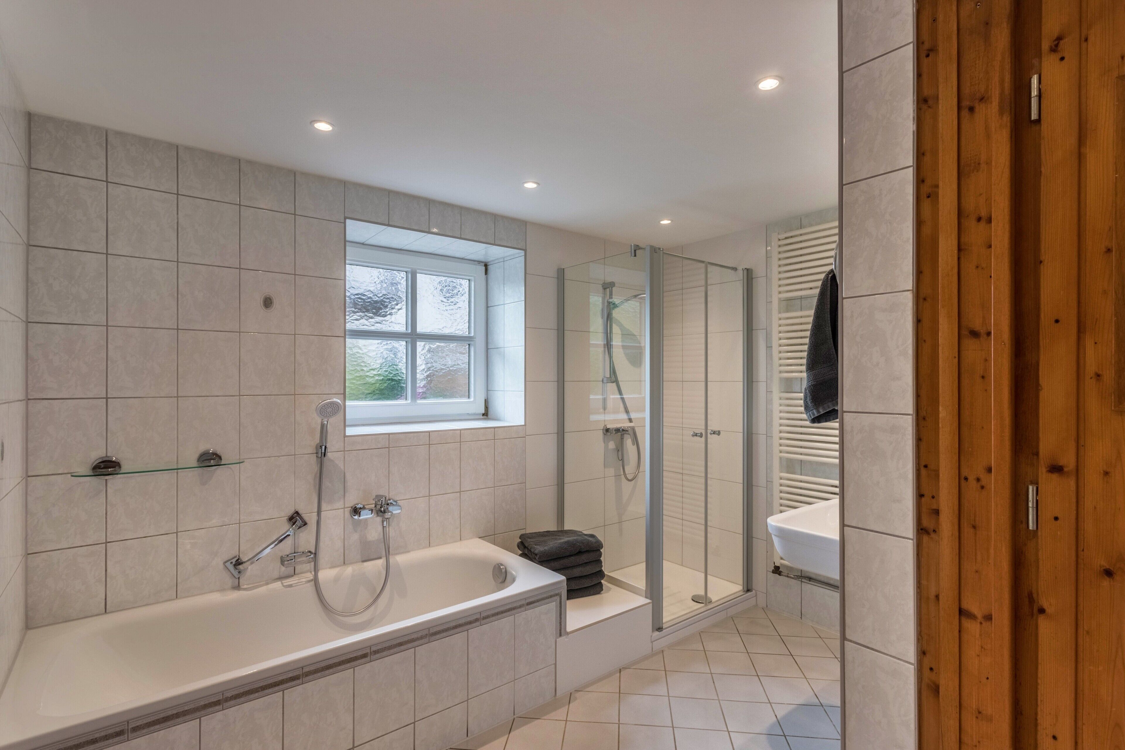 Badewanne, Haartrockner, Handtücher