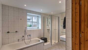 Badewanne, Haartrockner, Handtücher