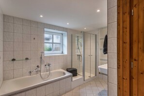 Bathtub, hair dryer, towels - Vacation Home "Zuhaus am See" with Mountain View, Sauna, Wi-Fi and Garden (Gstadt am Chiemsee)