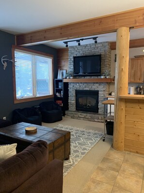 TV, fireplace - Big White Condo perfect for an amazing getaway Winter or Summer! (Beaverdell)
