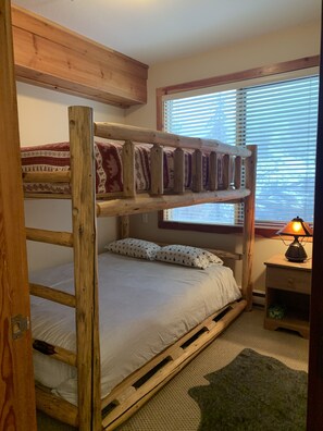 1 habitación, tabla de planchar con plancha, wifi gratis y ropa de cama 