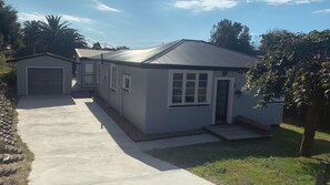 Exterior - Sun Kissed Beach Haven (Waitarere Beach)