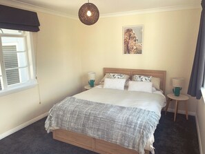 3 bedrooms, memory-foam beds, desk, travel cot - Sun Kissed Beach Haven (Waitarere Beach)