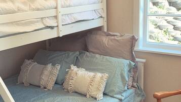 3 camere, materassi in memory foam, una scrivania, culla da viaggio