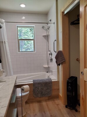 Kombinert dusj/badekar, hårføner, håndklær og såpe