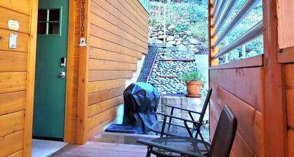 Donner Lake Studio Apt. FOREST ENVELOPED (quiet). Lake across street. PETS.