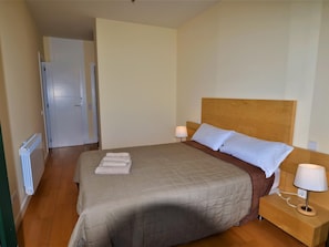 2 chambres, fer et planche à repasser, accès Internet, draps fournis