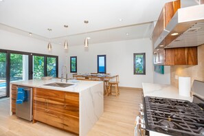 Een koelkast, een magnetron, een kookplaat, een vaatwasser