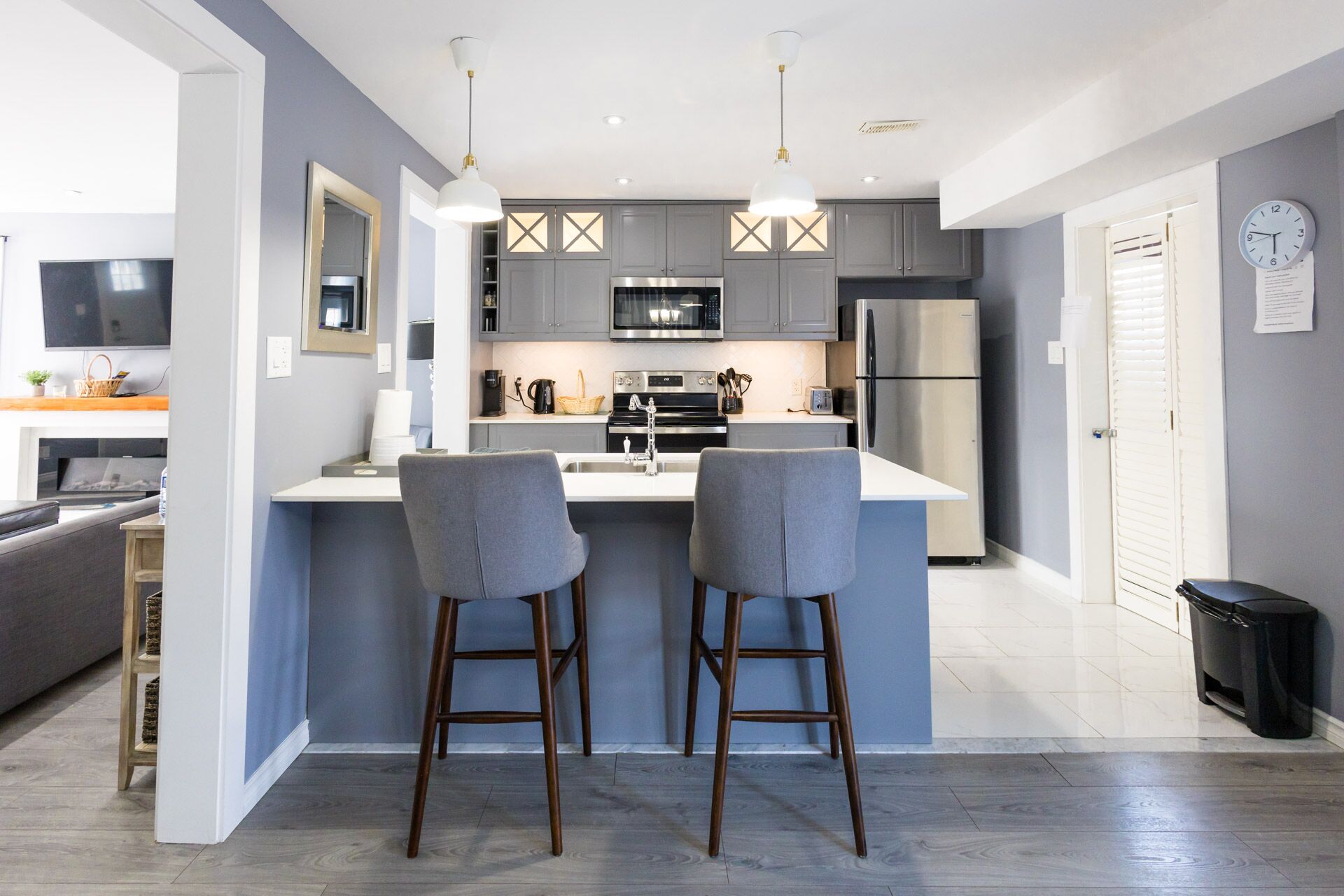 Réfrigérateur, four à micro-ondes, un four, surface de cuisson