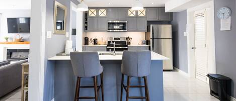 Réfrigérateur, four à micro-ondes, un four, surface de cuisson