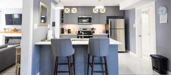 Modern House| Walk to the Falls  