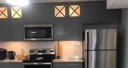 Entire house: Niagara Falls Modern 3 Bedroom Home 10 mins from Falls