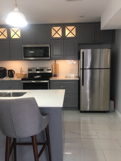 Entire house: Niagara Falls Modern 3 Bedroom Home 10 mins from Falls