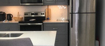 Entire house: Niagara Falls Modern 3 Bedroom Home 10 mins from Falls