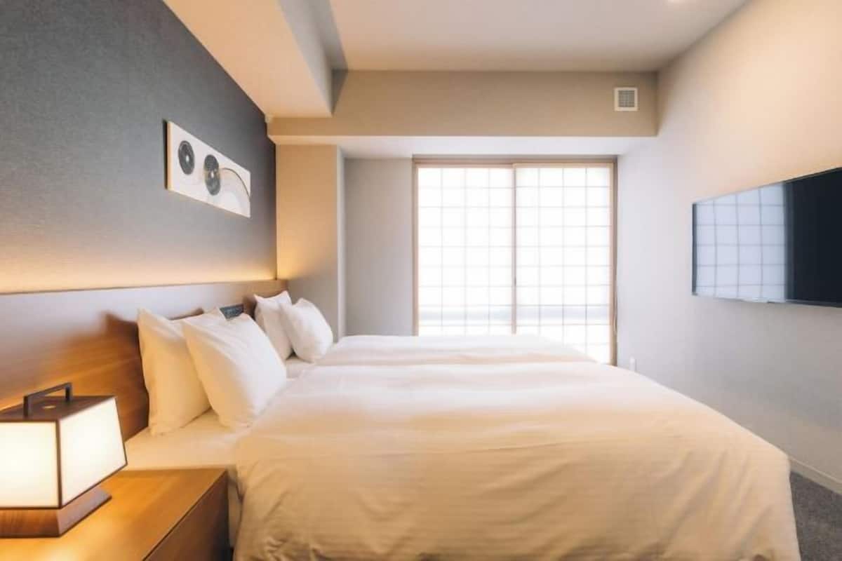 2 bedrooms, down comforters, in-room safe, laptop workspace