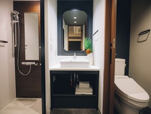 Separate bathtub and shower, deep-soaking bathtub - MIMARU SUITES Kyoto Shijo (Kyoto)