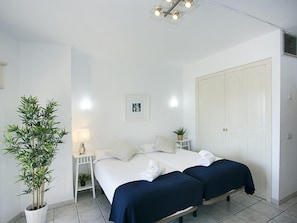 1 habitación, tabla de planchar con plancha, wifi gratis y ropa de cama