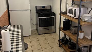 Coffee/tea maker, fridge, microwave, oven