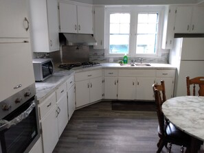 Private kitchen - Newly renovated house near Saginaw Downtown (Saginaw)