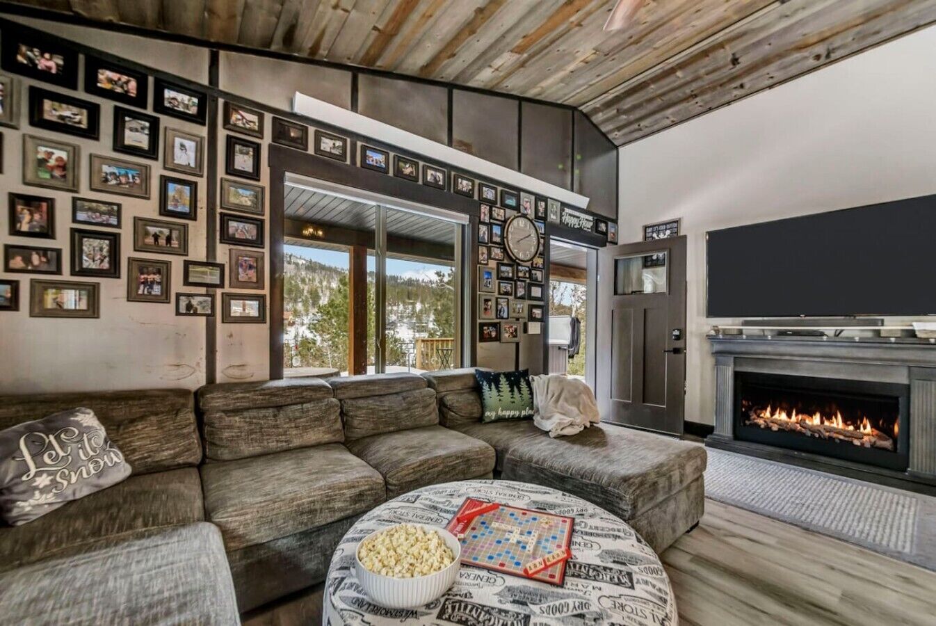 Smart TV, fireplace, DVD player, stereo