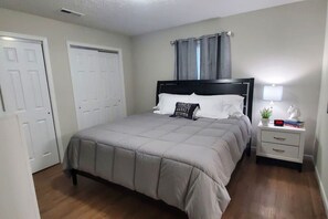 4 habitaciones, escritorio y tabla de planchar con plancha 