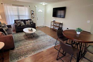 TV - 704 diamond loop new listing (Middletown)