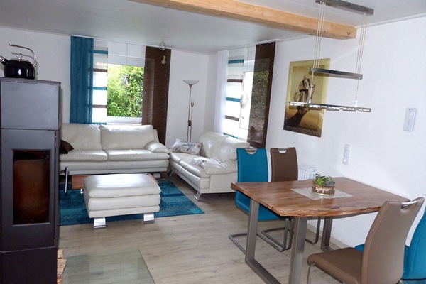 neue Ferienwohnung (2019) (55qm) für 2 Personen mit Grillmöglichkeit-Wohn- und Essbereich