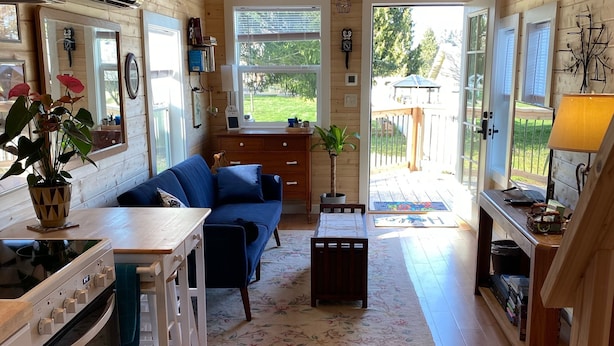 Un intérieur de chalet chaleureux comprenant une cuisine, un coin repas et un espace de vie.