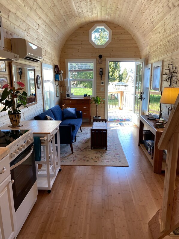 Téléviseur connecté, lecteur de DVD, sélection de films