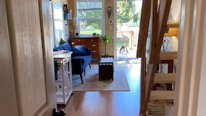 Un intérieur chaleureux et rustique, avec un lit en mezzanine, un canapé et un bureau.