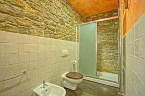 Bathtub, bidet - Zeffiro – Holiday country villa with  pool and tennis court near Cortona, Tuscany (Pergo)