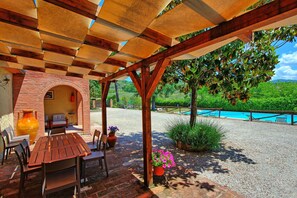 Outdoor dining - Zeffiro – Holiday country villa with  pool and tennis court near Cortona, Tuscany (Pergo)