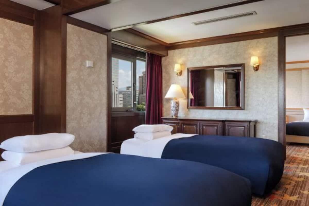 Down comforters, in-room safe, desk, blackout drapes