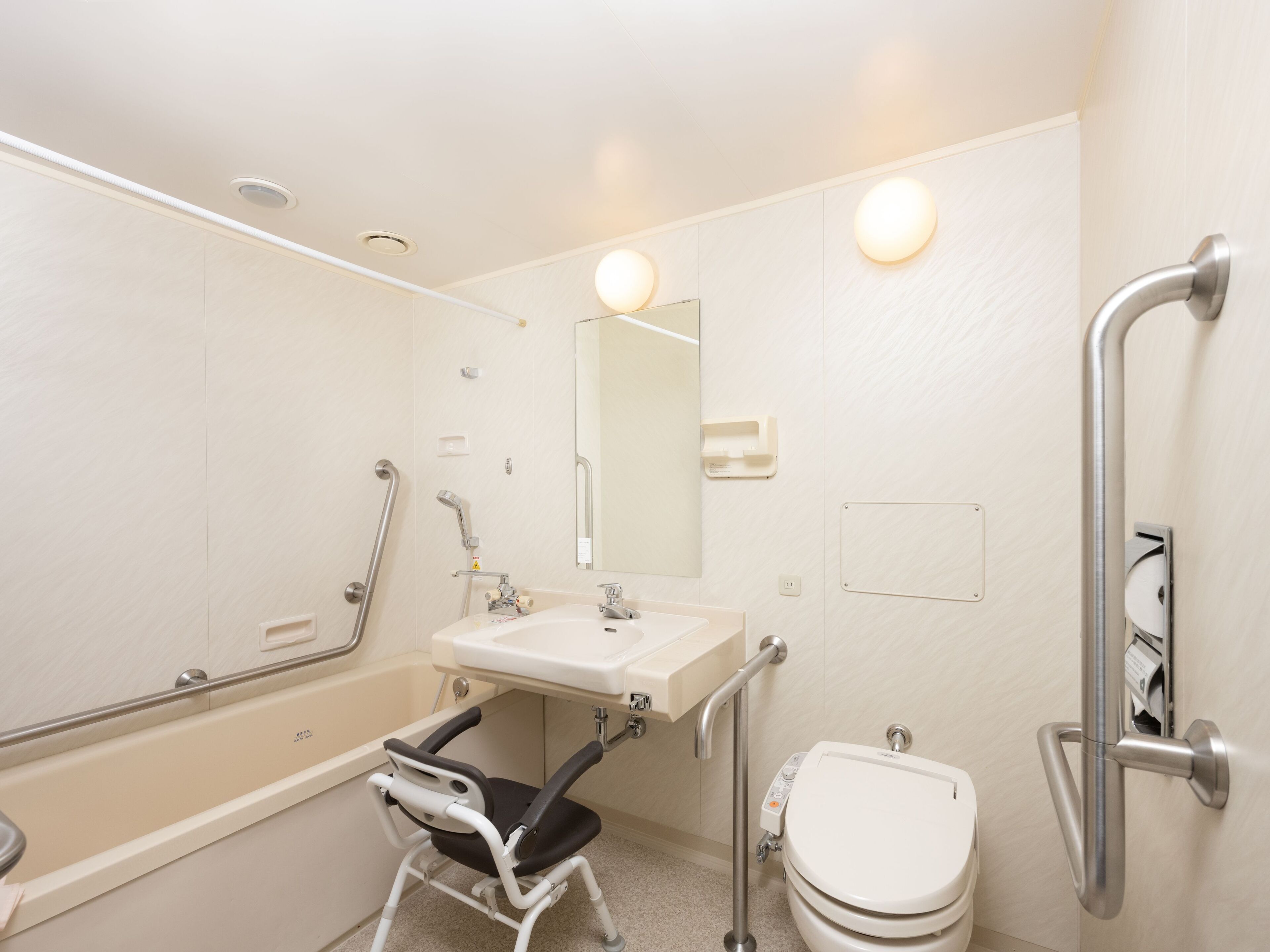 combined shower/bathtub, free toiletries, hair dryer, slippers