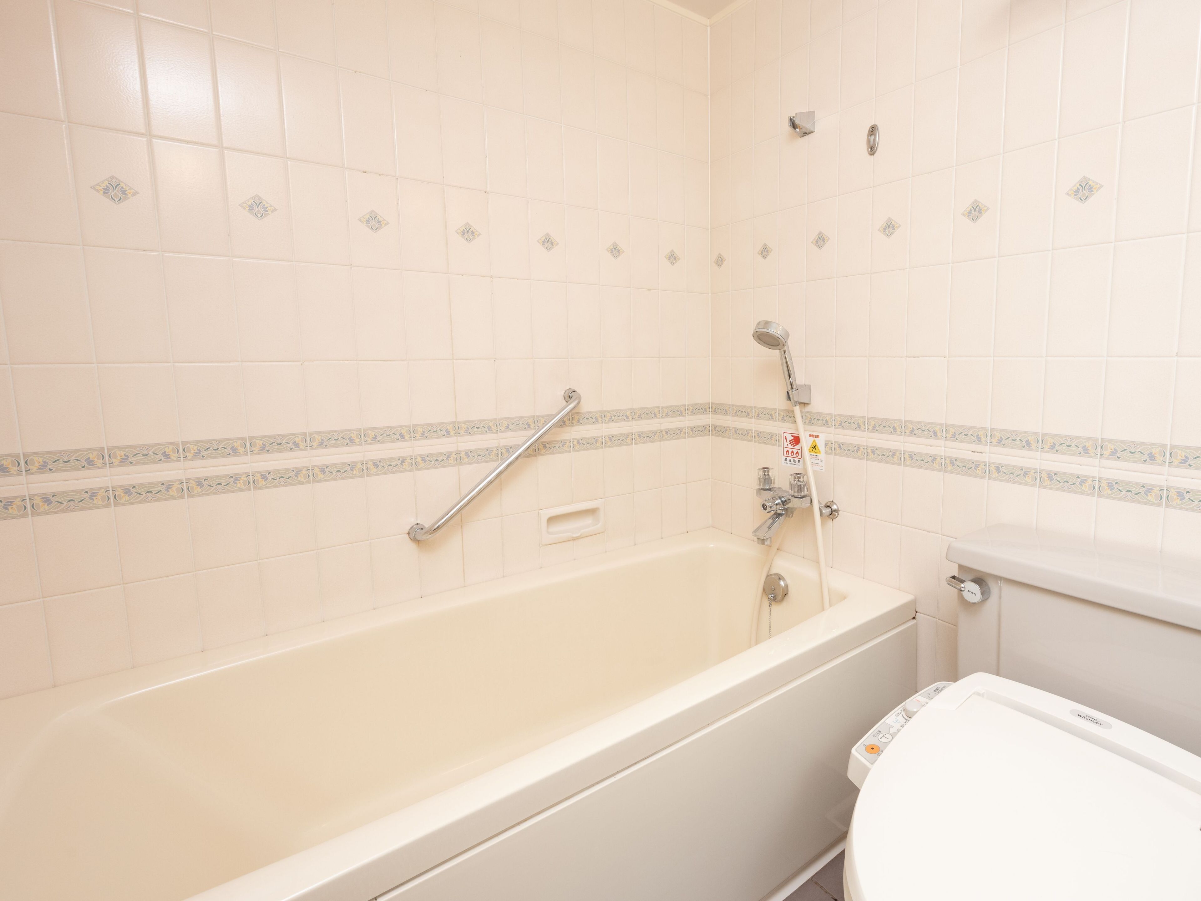 combined shower/bathtub, free toiletries, hair dryer, slippers