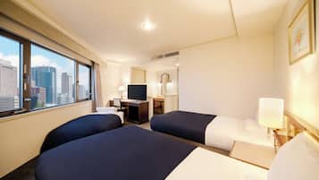 Down comforters, in-room safe, desk, blackout drapes