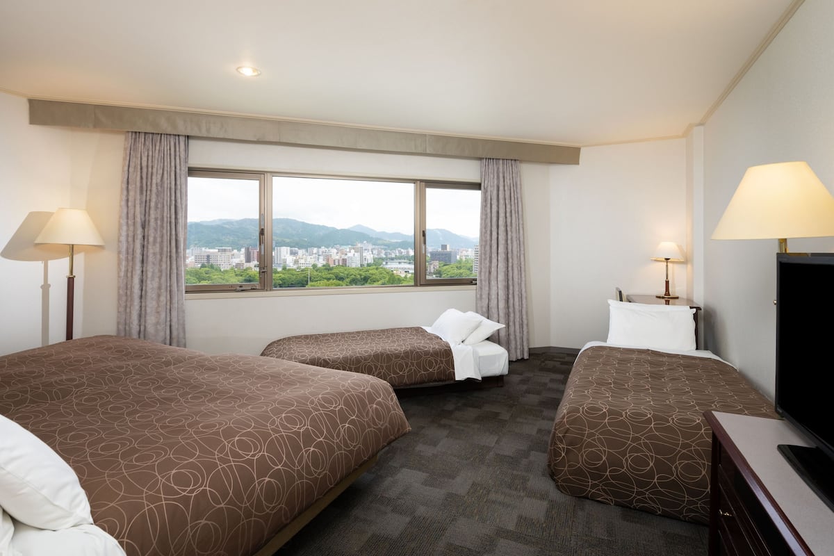 Down comforters, in-room safe, desk, blackout drapes