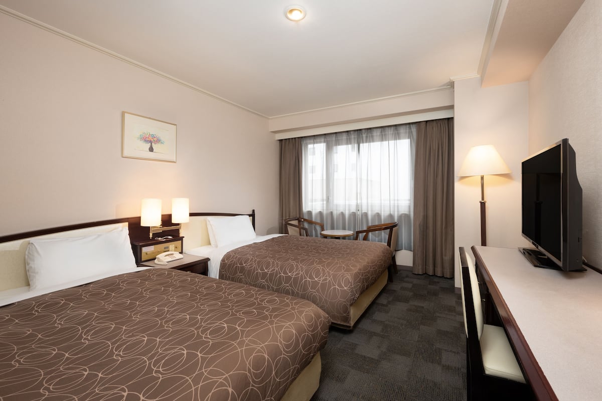 Down comforters, in-room safe, desk, blackout drapes