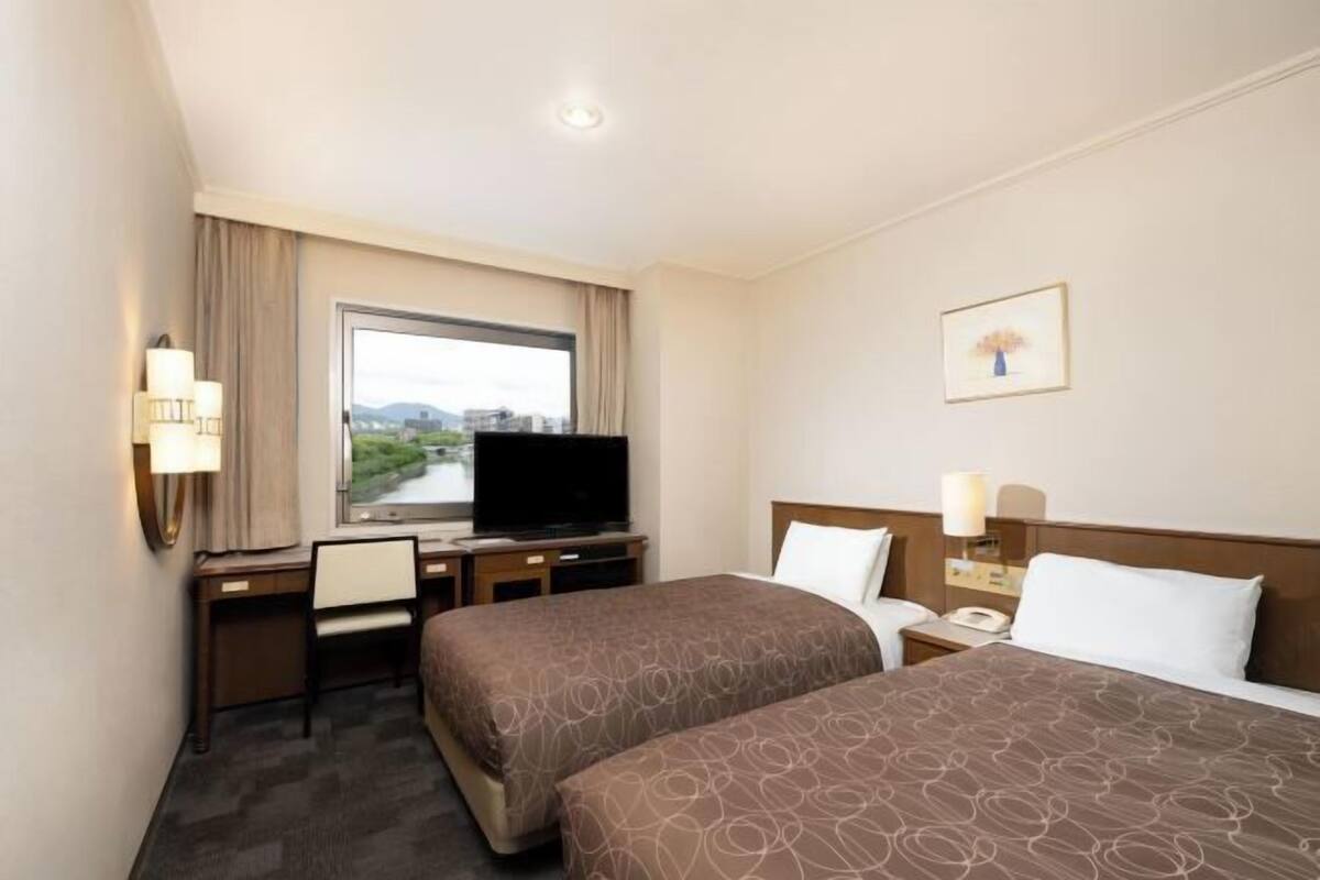 Down duvets, in-room safe, desk, blackout curtains