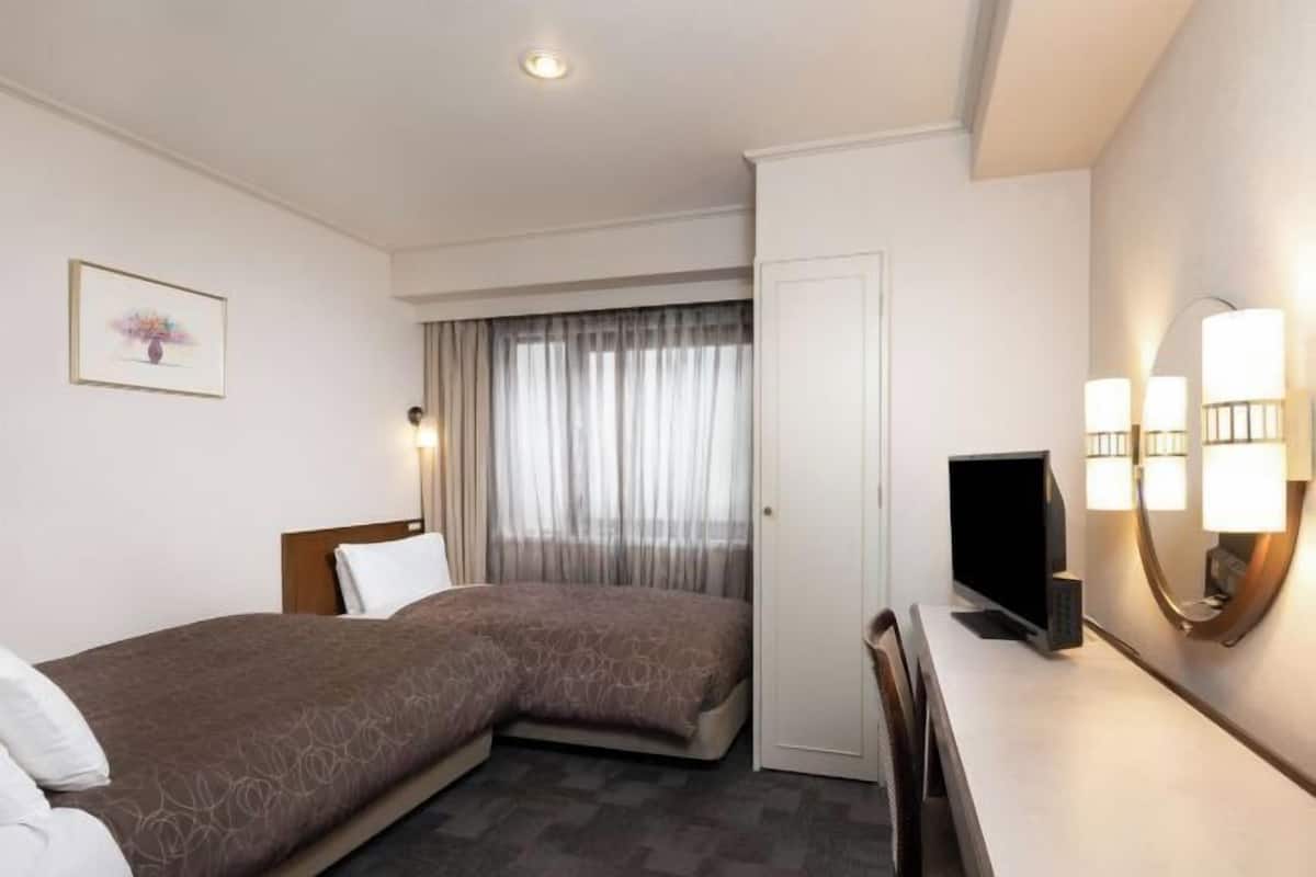 Down comforters, in-room safe, desk, blackout drapes