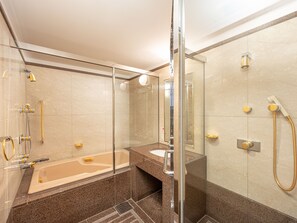 Combined shower/tub, free toiletries, hair dryer, slippers - Hotel Mystays Hiroshima Peace Park (Hiroshima)
