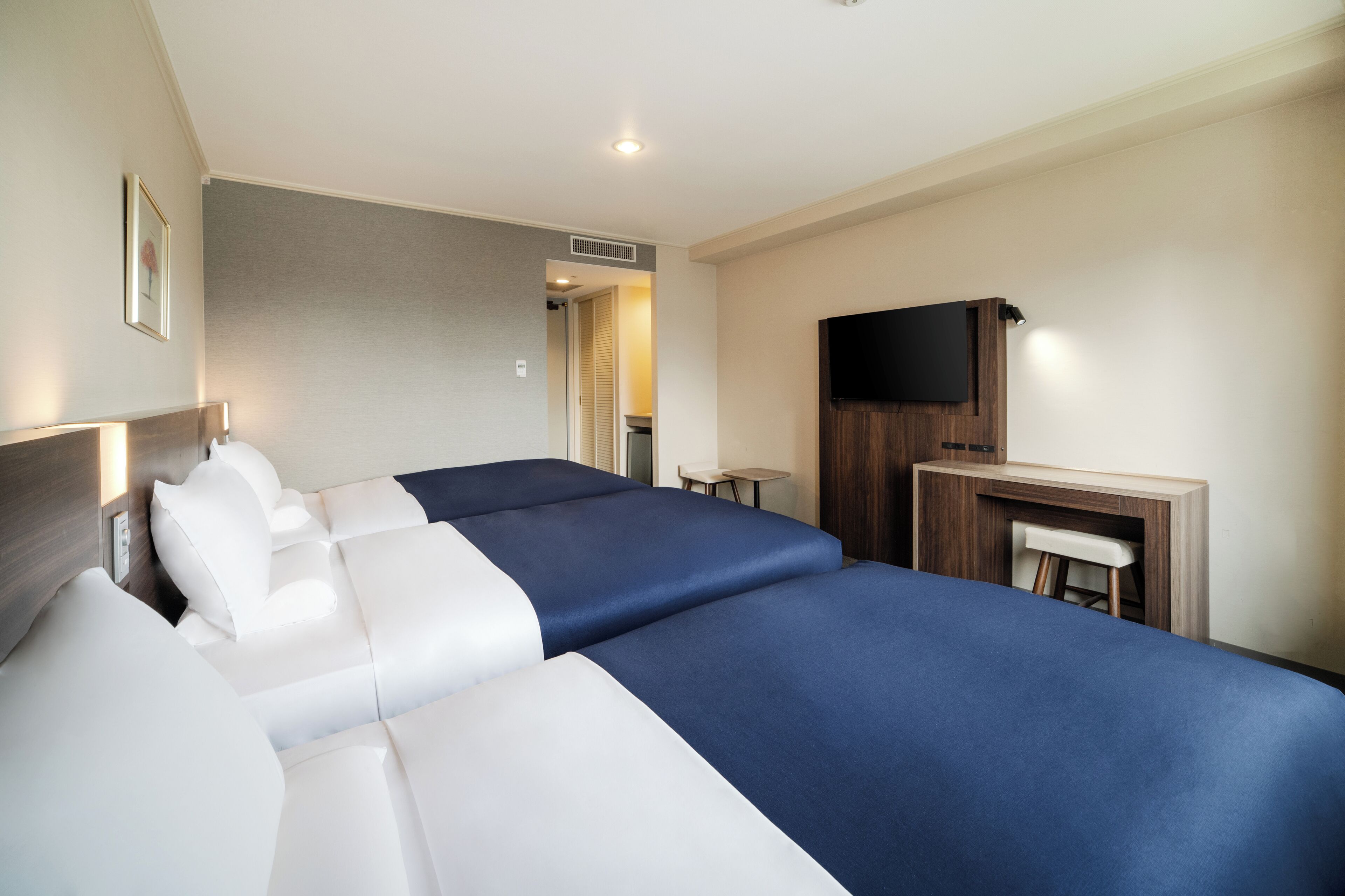 Down duvets, in-room safe, desk, blackout curtains