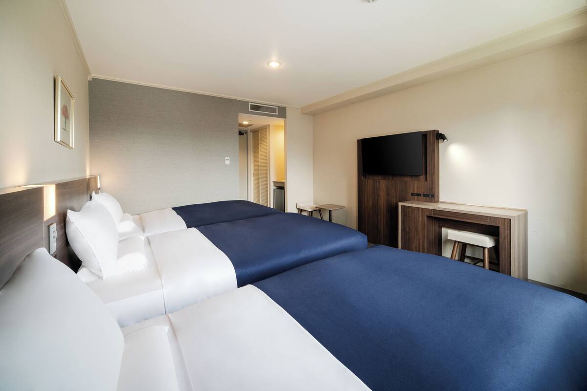 Down duvets, in-room safe, desk, blackout curtains