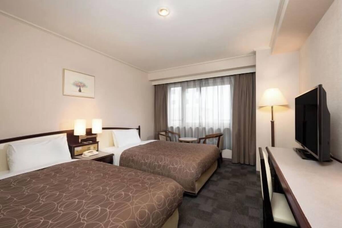 Down duvets, in-room safe, desk, blackout curtains