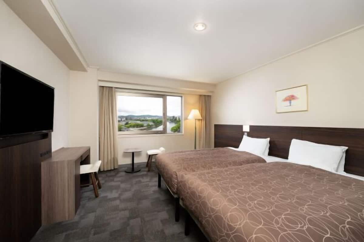 Down comforters, in-room safe, desk, blackout drapes