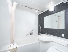 Combined shower/tub, free toiletries, hair dryer, slippers